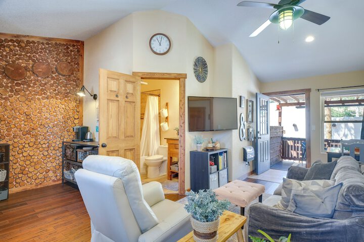 Woodland Park Apartment: Forest Views + Deck!