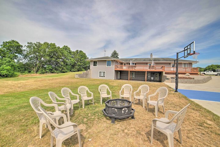 Near Boat Launch: Pet-friendly Grass Lake Getaway