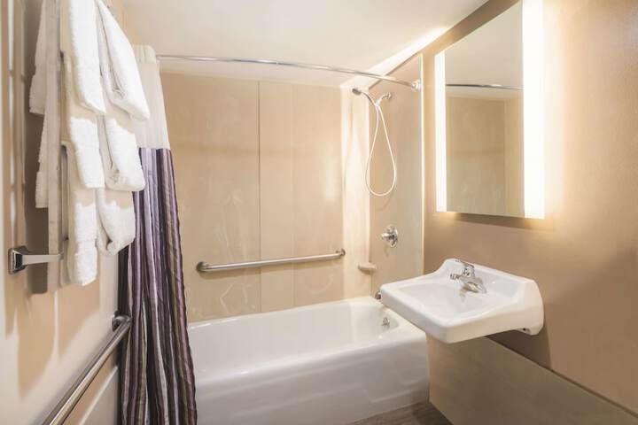 Room 25 of 29