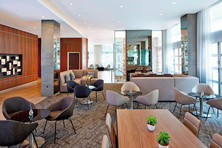 Lounge 52 of 61