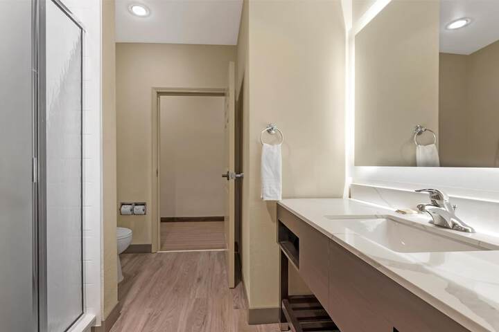 Best Western Plus Monica Royale Inn & Suites