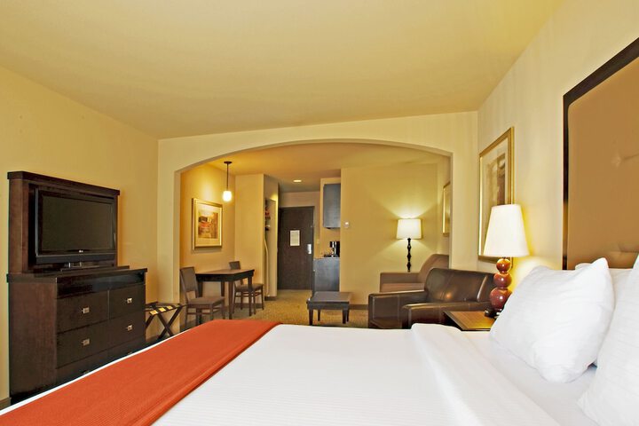 Holiday Inn Express & Suites Wichita Falls by IHG