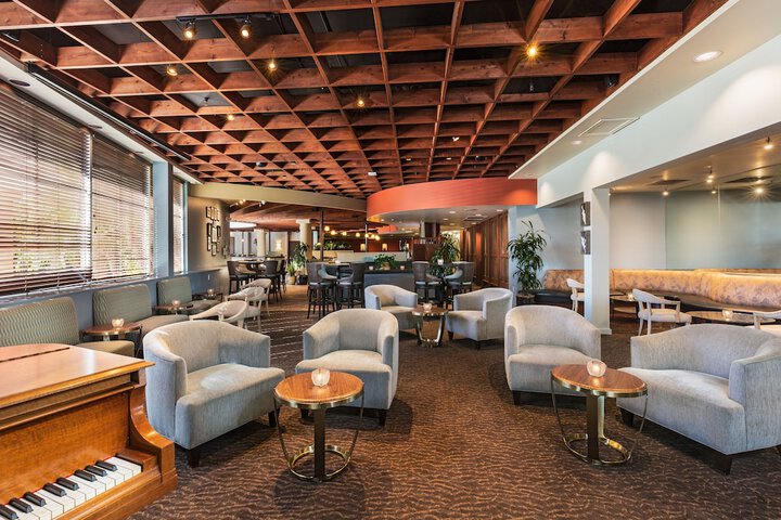 Lounge 27 of 38