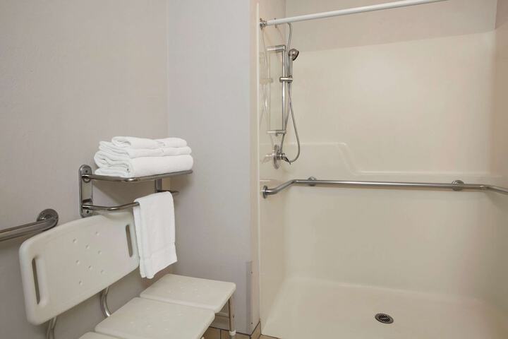 Super 8 by Wyndham Bellingham Airport / Ferndale