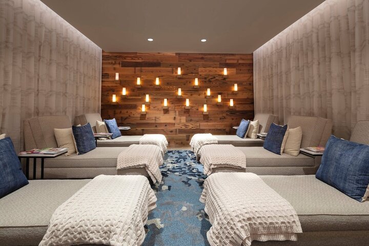 Lounge 72 of 97