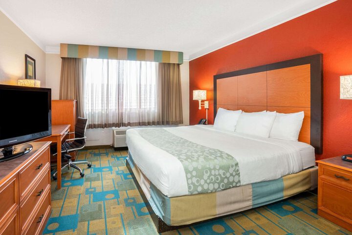 Room 17 of 28