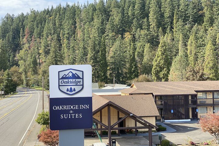 Oakridge Inn & Suites