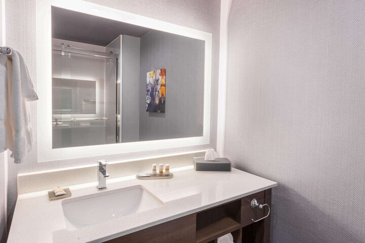 La Quinta Inn & Suites by Wyndham Houston East at Sheldon Rd