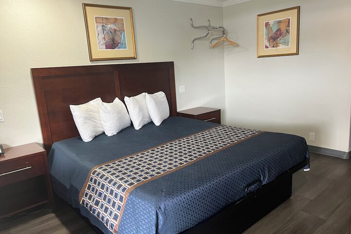 Golden Eagle Motel