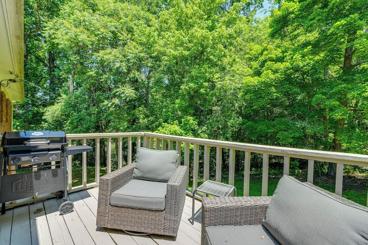Charming Jonesville Home w / Grill - Near Wineries!