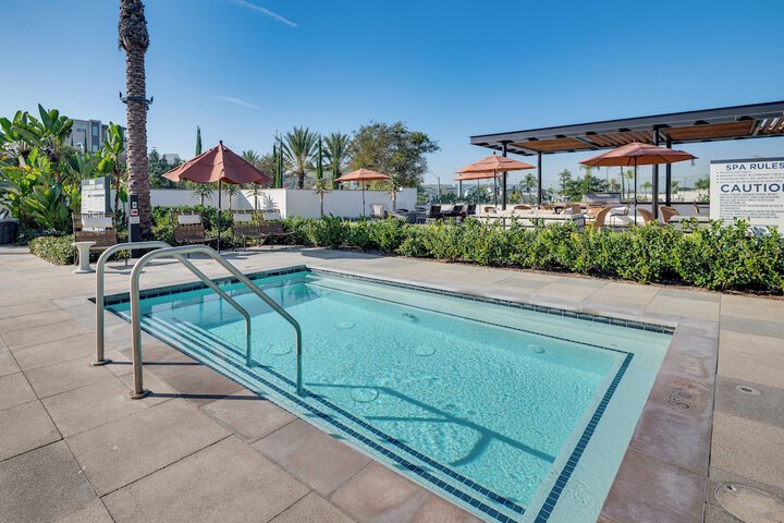 12 Mi to Dtla! Multi-level Charmer w / Pool Access