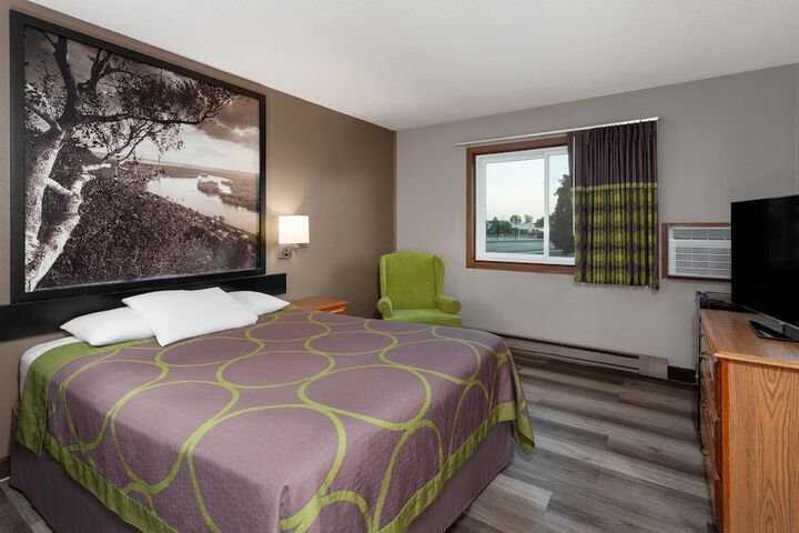 Super 8 by Wyndham Green Bay Near Stadium