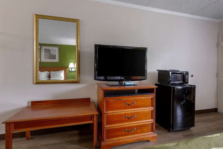 Room 10 of 28