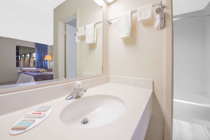 Room 10 of 25