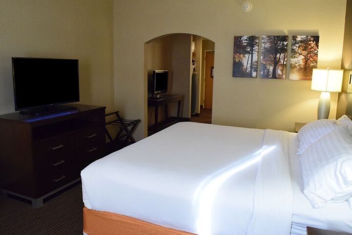 Holiday Inn Express Hotel & Suites Watertown-Thousand Island by IHG