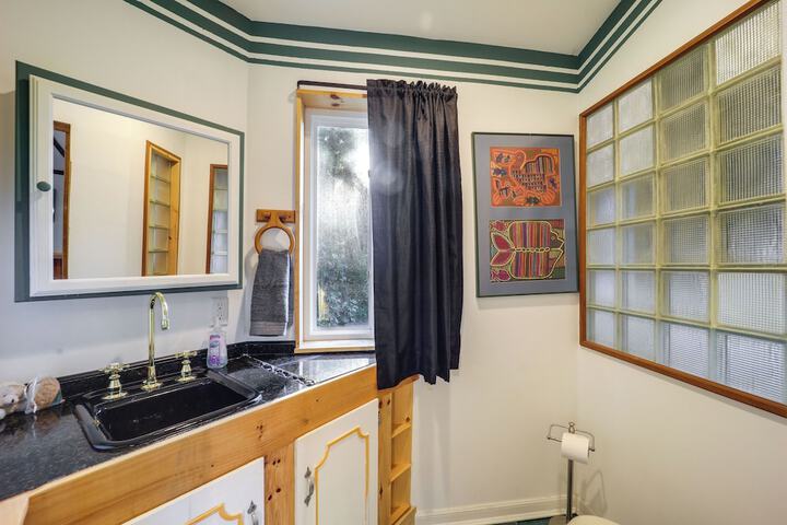 Unique West Jefferson Home w / Fire Pit & Grill!