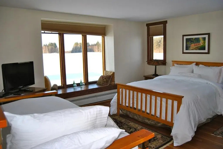 White Pillars Lodging