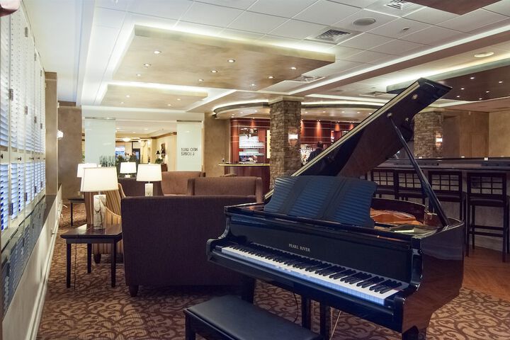 Lounge 64 of 76