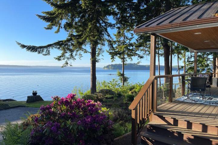 Puget Sound Chic Romantic Cottage with Private Beach Access & Gated Entry
