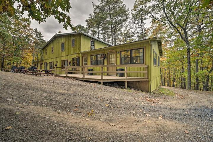 ‘John Wayne Apartment - Deck BBQ, Horses On-Site