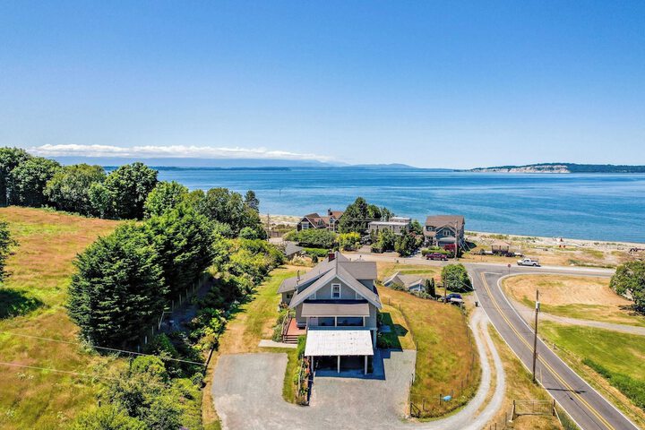 Private Beach Access + Water Views! Sleeps 18 Historic 6bdr Farmhouse w / Deck