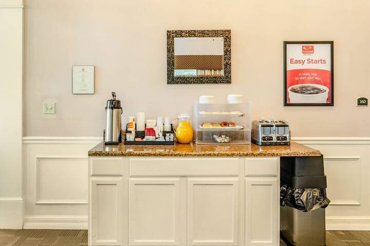 Breakfast/Coffee Service 31 of 33