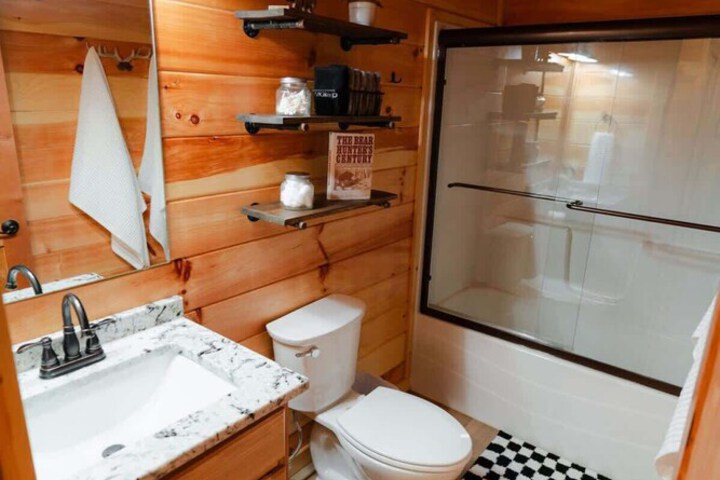 Sleeps 16! Luxury Cabin With Game Room & Hot Tub