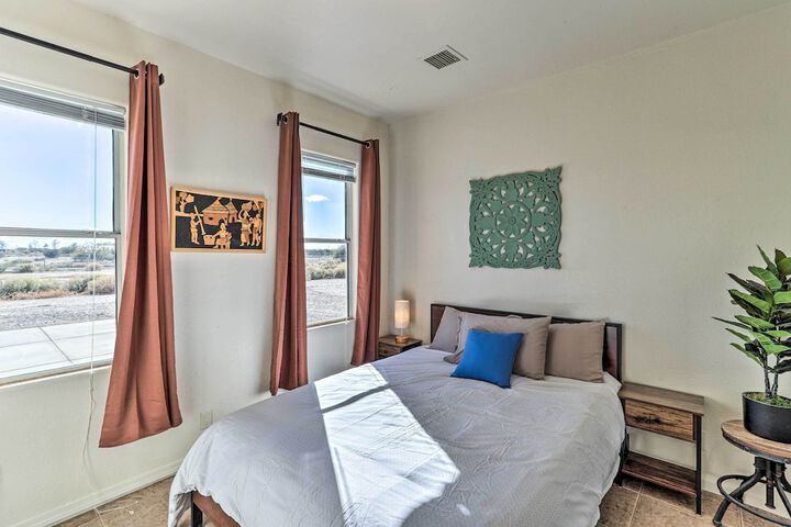 Eloy Desert Oasis w / Courtyard & Pool Access!