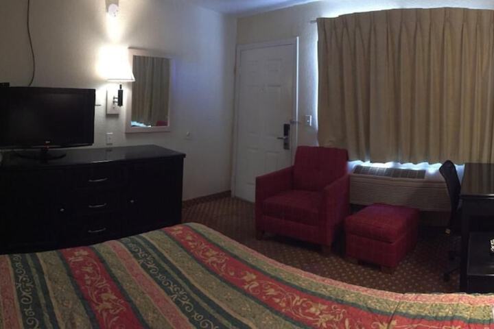 Hilltop Inn & Suites