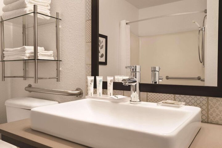 Country Inn & Suites by Radisson Detroit Lakes