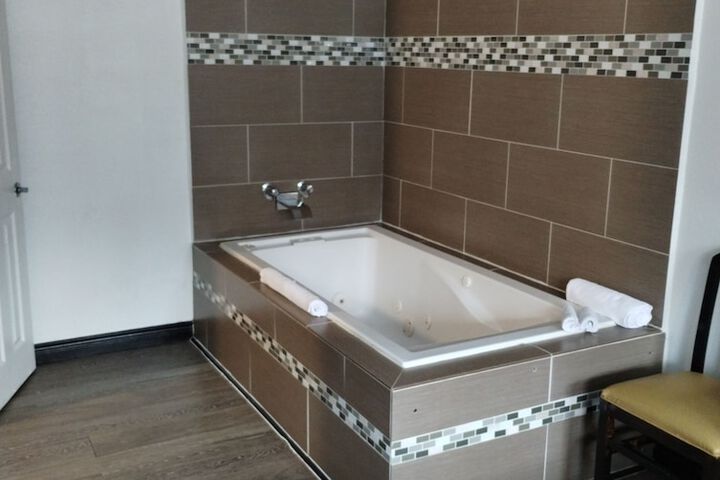 Hot Tub 10 of 10