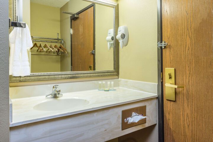 Room 8 of 14