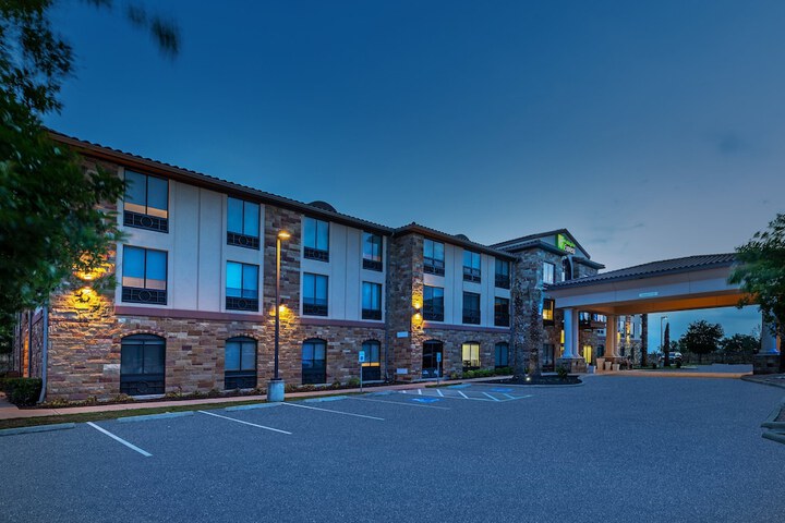 Holiday Inn Express & Suites Austin NW - Lakeway by IHG