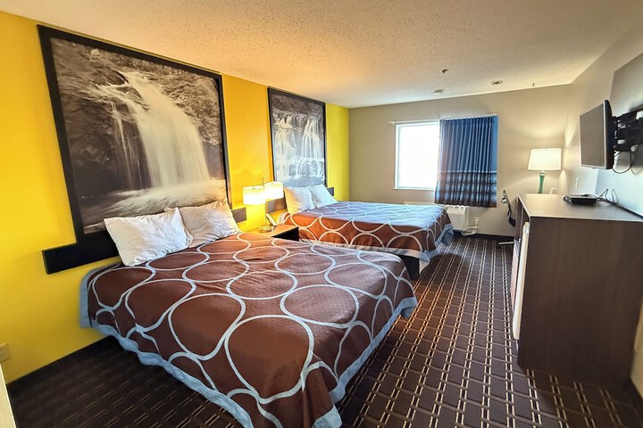 Super 8 by Wyndham Reedsburg