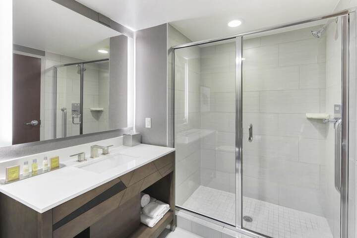 DoubleTree by Hilton Raleigh - Cary