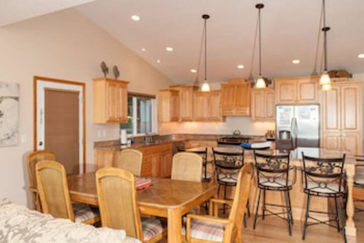 Oceanside Paradise 3 Br home by RedAwning