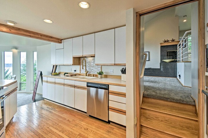 Unique Port Ludlow Home w / 3 Decks & Hot Tub!