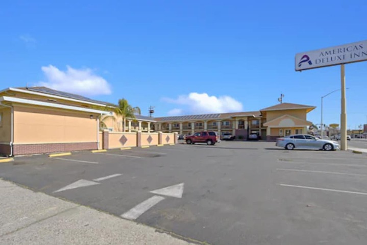 Americas Deluxe Inn