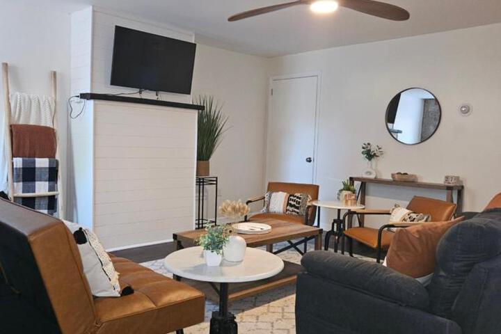 Cozy & Modern 3-Bed Retreat - 8 Mins to Bridge St