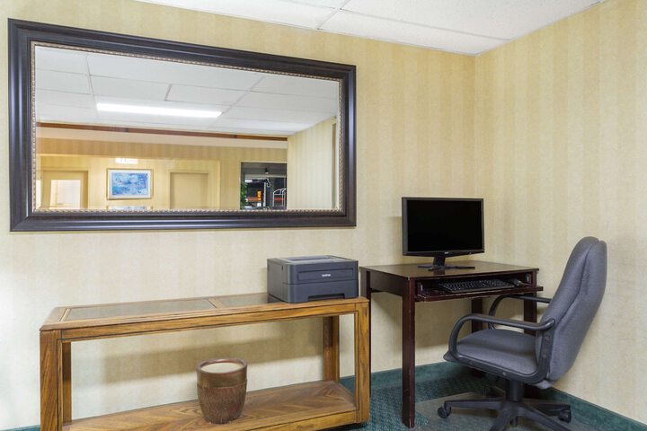 Business Center 48 of 52