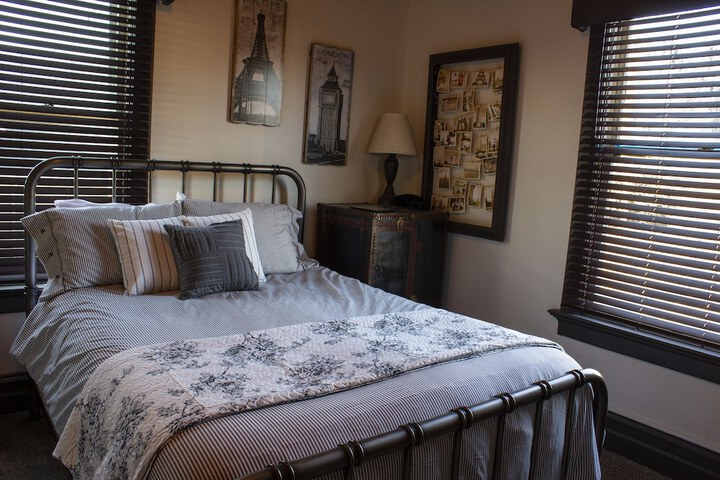 Room 8 of 33