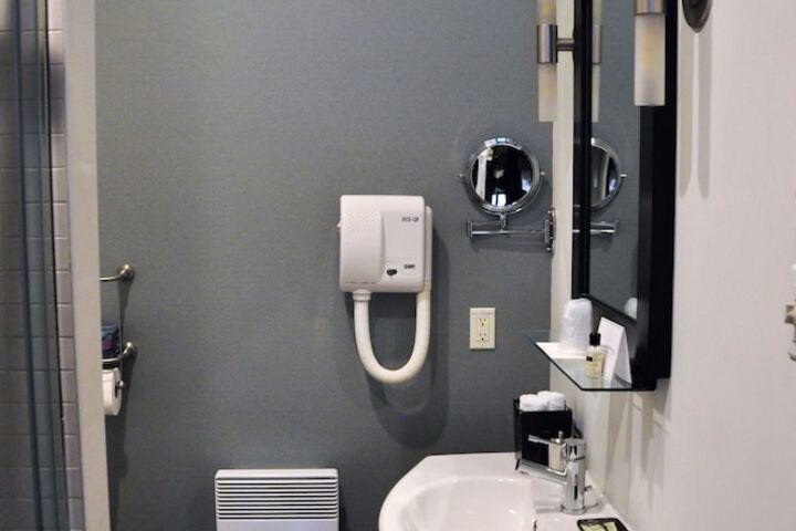 Room 7 of 18