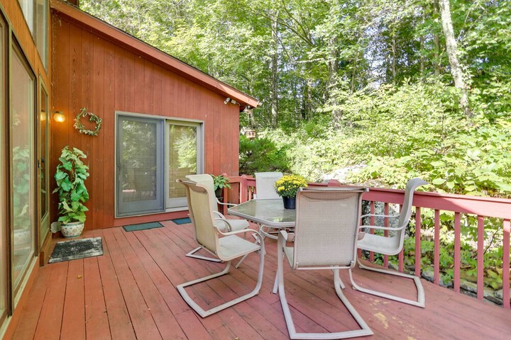 Spacious Woodbury Home w / Pool + Hot Tub!
