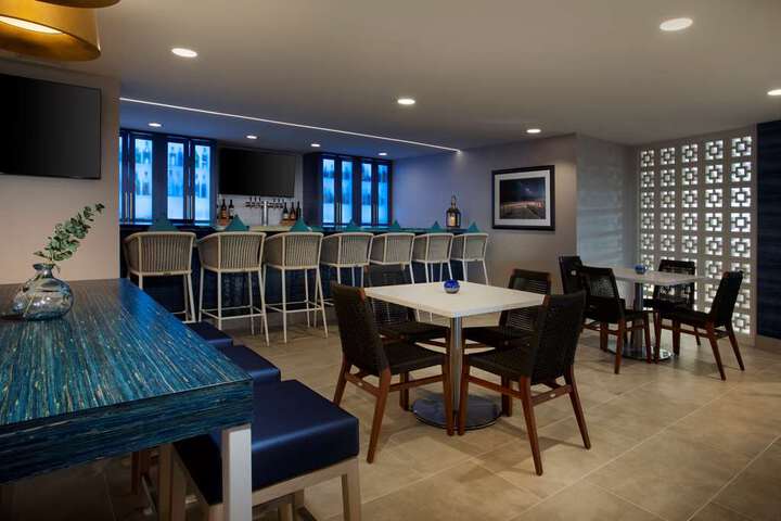 Lounge 144 of 152