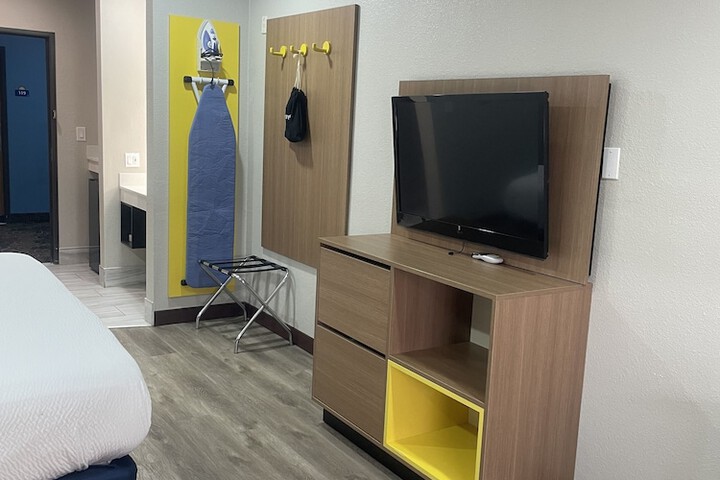 Room 14 of 33