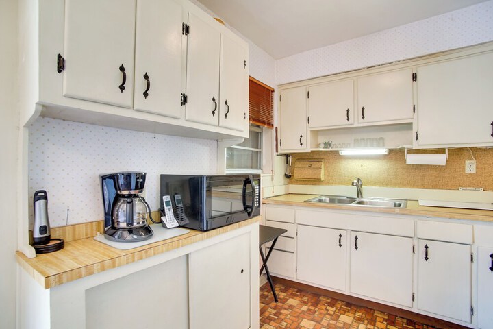 Pets Welcome: Cozy Home w / Pool in Margate!