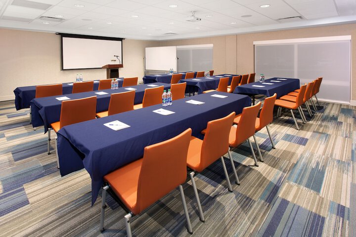 Holiday Inn Express and Suites Detroit / Sterling Heights by IHG