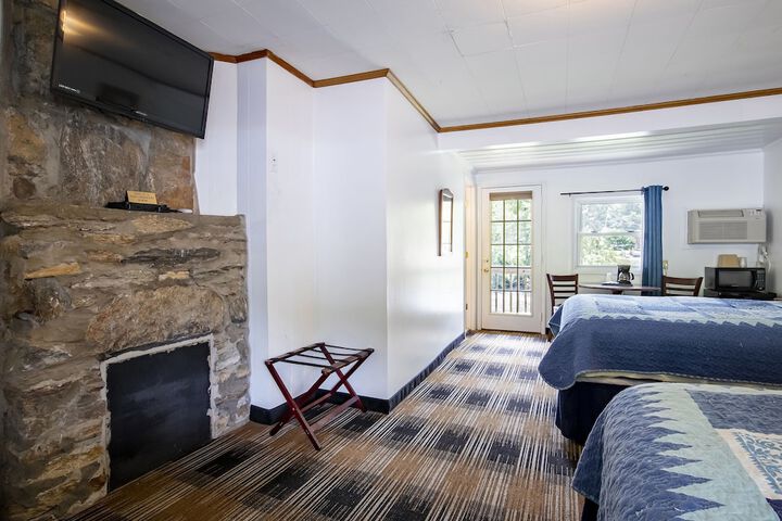 Lloyds on the River Country Inn by OYO
