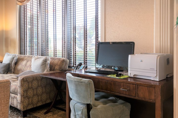 Business Center 16 of 17