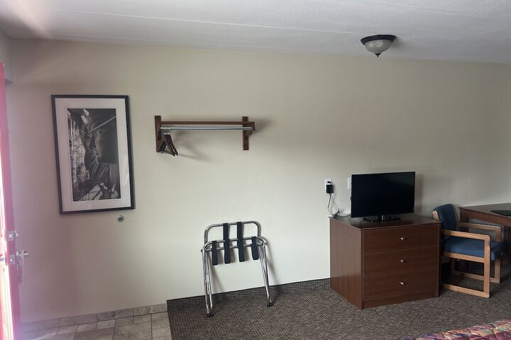 Room 318 of 443